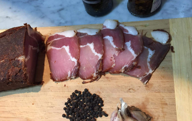 Խոզի բաստուրմա